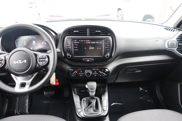 Used 2025 Kia Soul LX w/ LX Technology Package FWD image 14