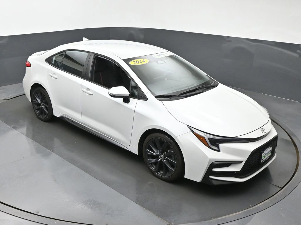 Used 2024 Toyota Corolla SE image 3
