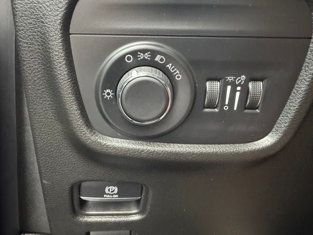 Used 2023 Jeep Grand Cherokee Altitude AWD/4WD image 21