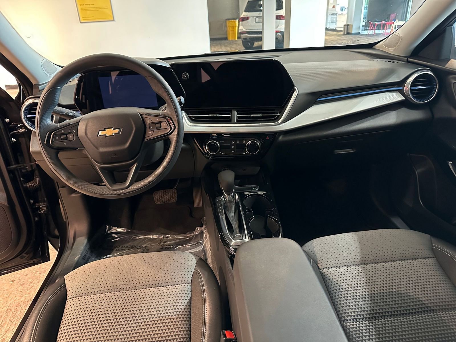 Used 2025 Chevrolet Trax LT FWD image 32