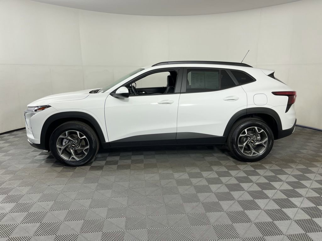 Used 2025 Chevrolet Trax LT w/ LT Convenience Package image 2