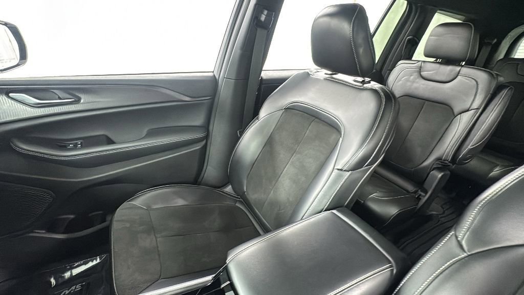 Used 2023 Jeep Grand Cherokee L Laredo image 13