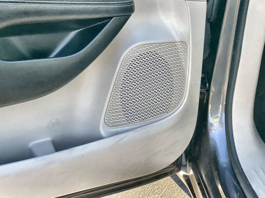 Used 2023 Chrysler Pacifica Touring-L FWD image 23