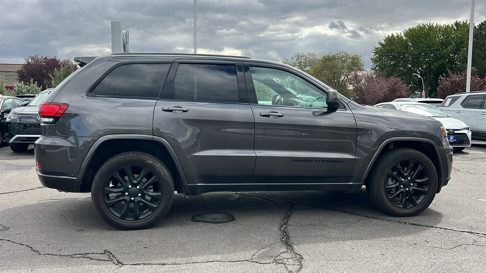 Used 2021 Jeep Grand Cherokee Laredo X AWD/4WD image 4