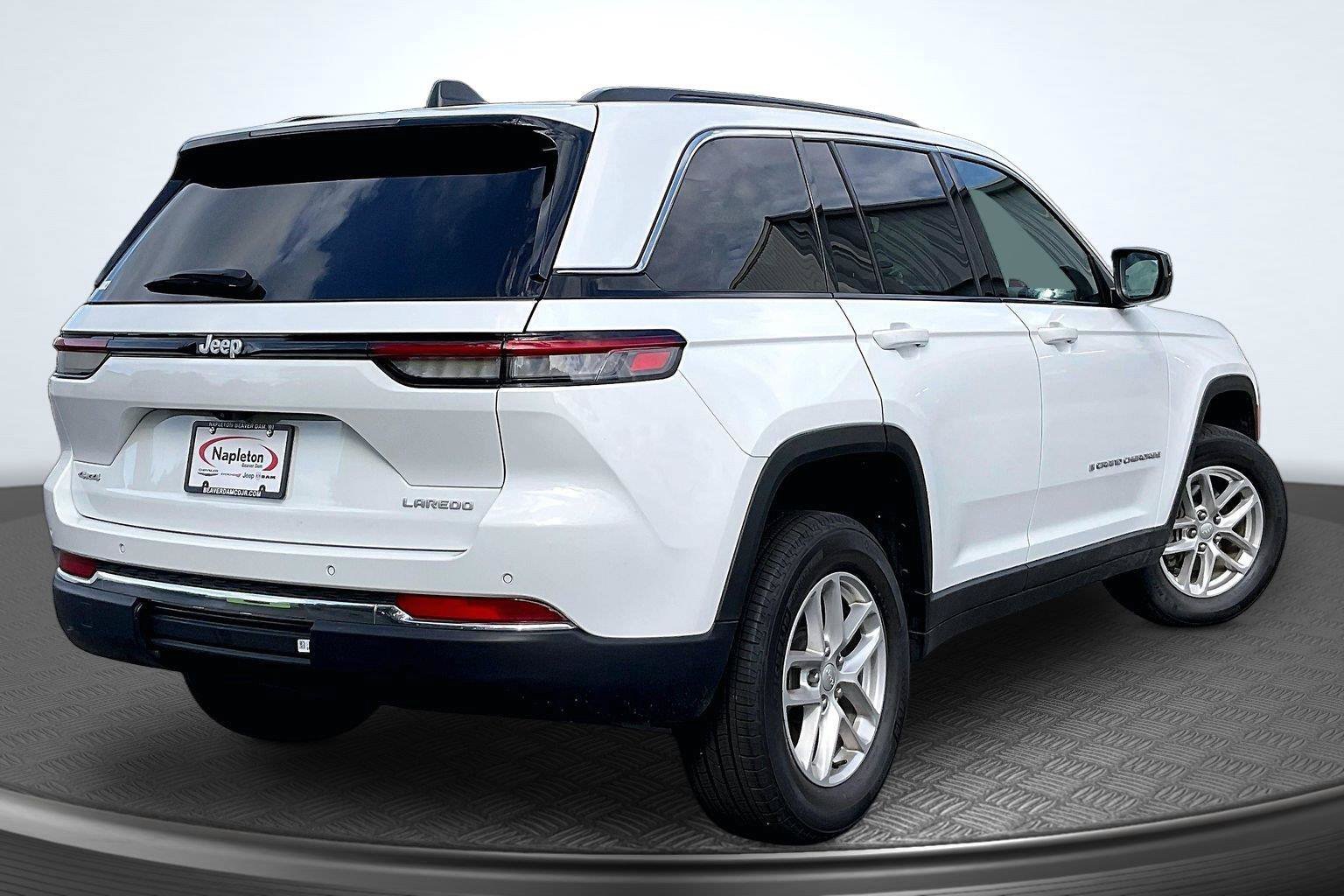 Used 2025 Jeep Grand Cherokee Laredo X AWD/4WD image 2
