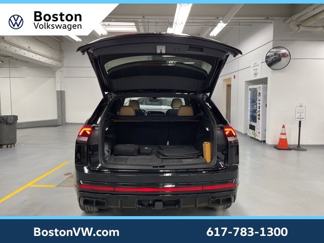 Used 2025 Volkswagen Atlas Cross Sport SEL R-Line image 11