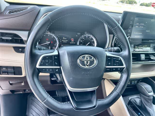 Used 2022 Toyota Highlander XLE AWD/4WD image 17