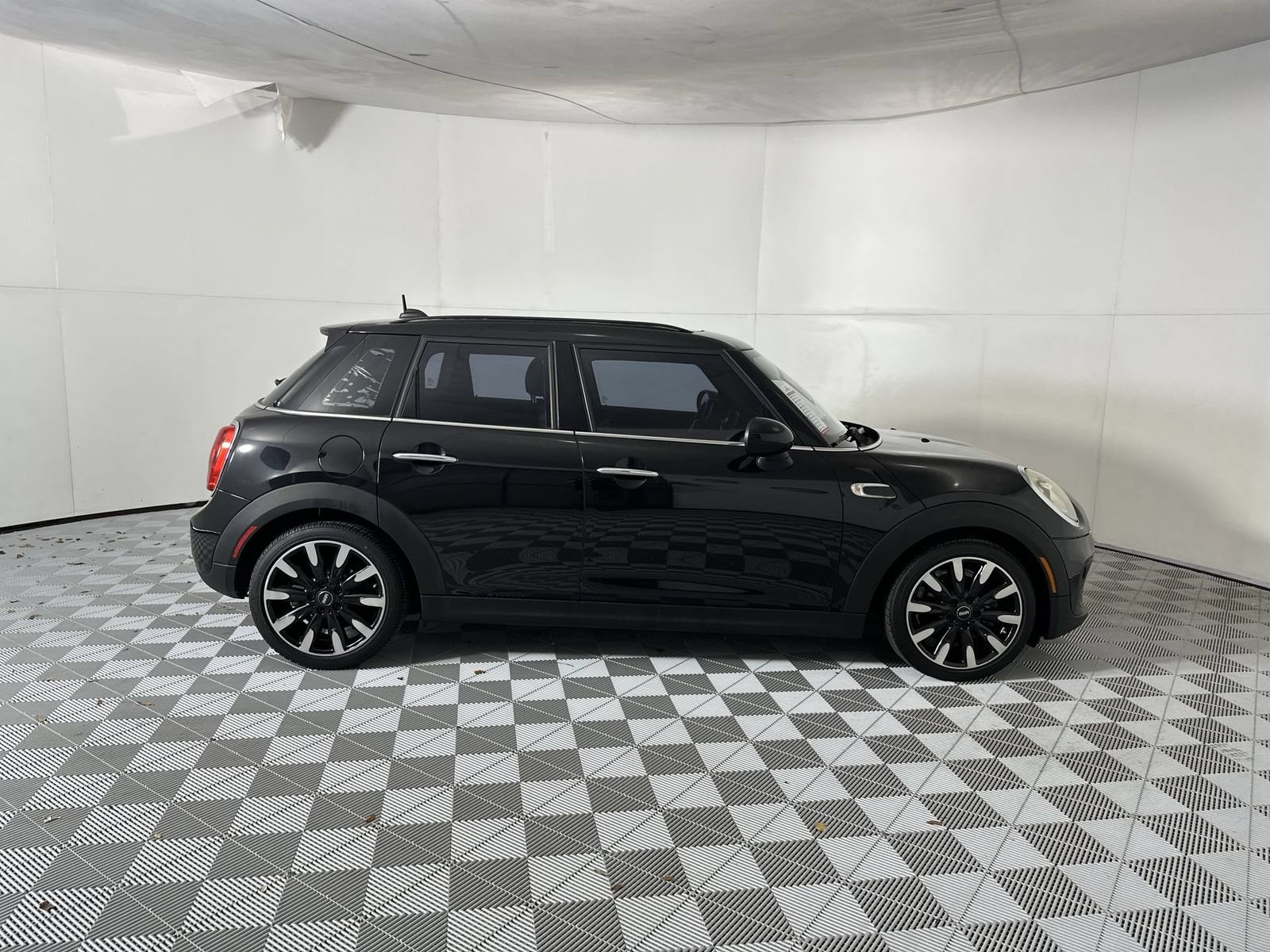 Used 2016 MINI Cooper 4-Door Hardtop FWD image 9