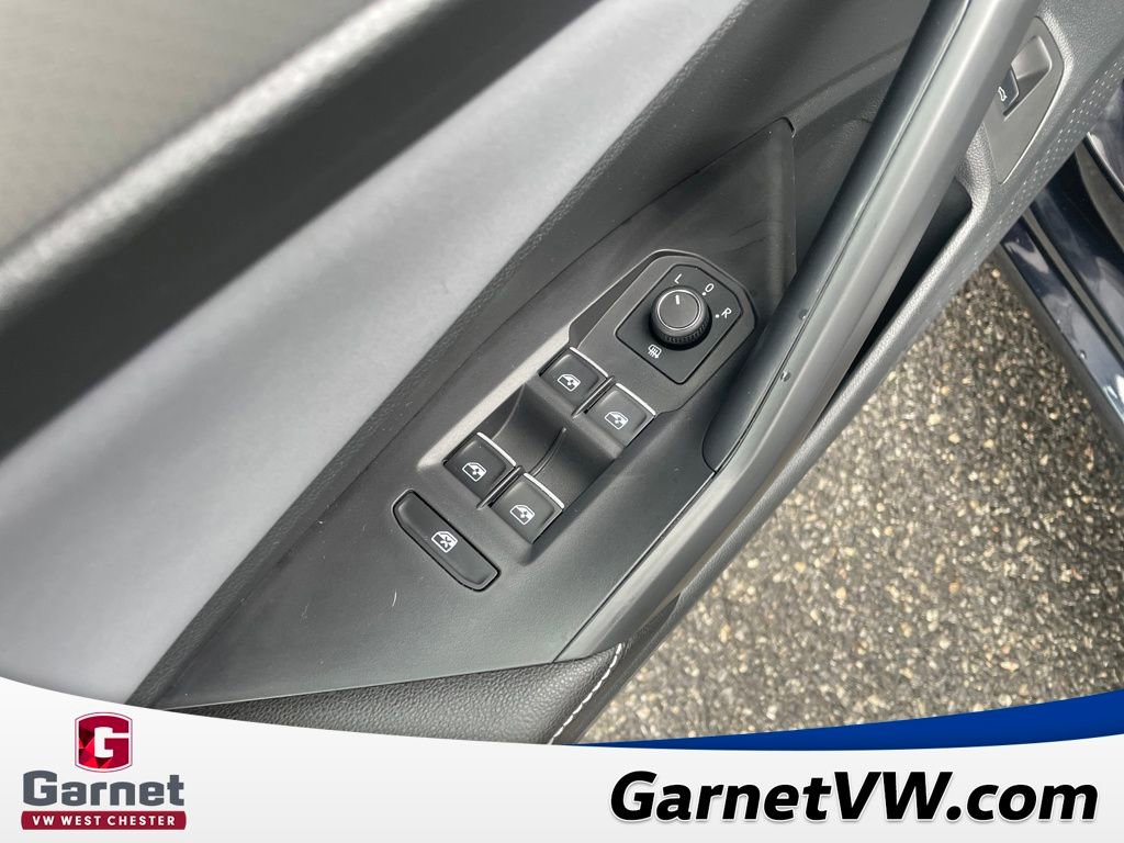 Certified 2025 Volkswagen Jetta SE image 11