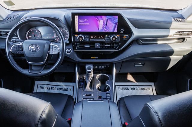 Used 2024 Toyota Highlander XLE AWD/4WD image 22