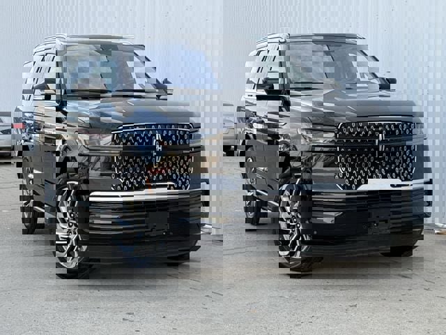Used 2025 Lincoln Navigator Reserve image 2