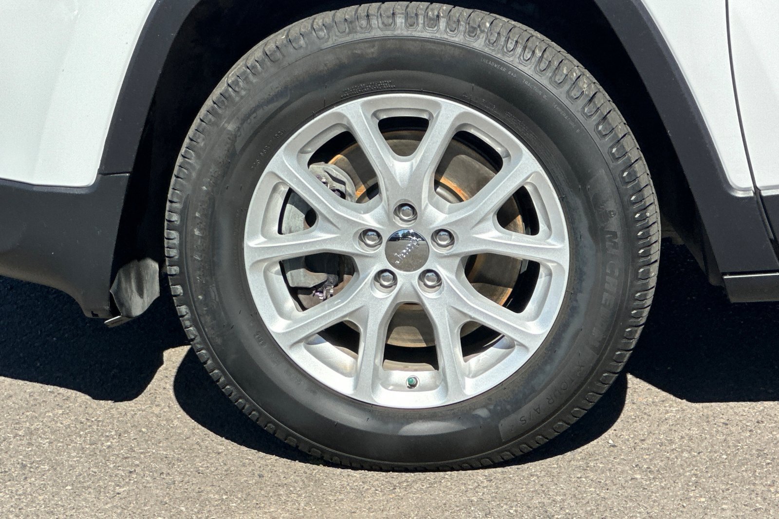 Used 2018 Jeep Cherokee Latitude Plus AWD/4WD image 25