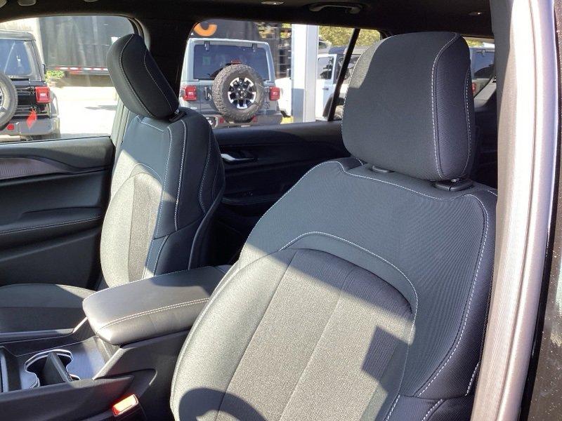 New 2025 Jeep Grand Cherokee L Laredo w/ Luxury Tech Group I image 25