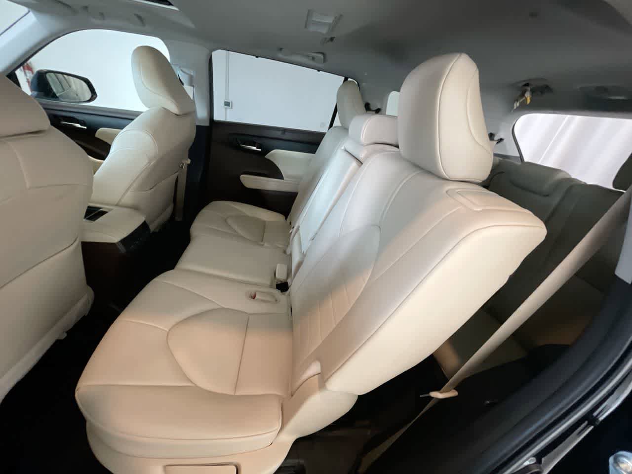 Used 2021 Toyota Highlander XLE AWD/4WD image 23