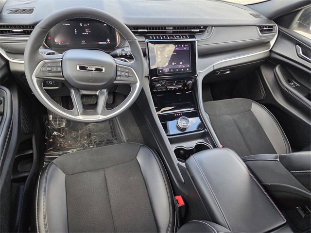 Certified 2025 Jeep Grand Cherokee Altitude image 10