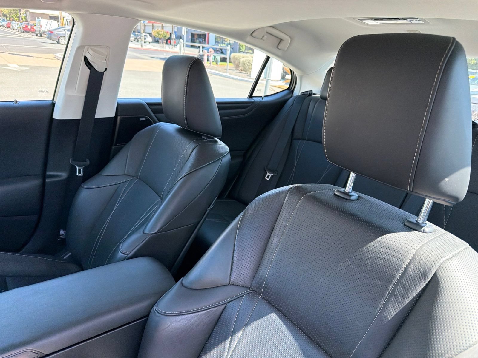 Used 2022 Lexus ES 300h w/ Luxury Package FWD image 9