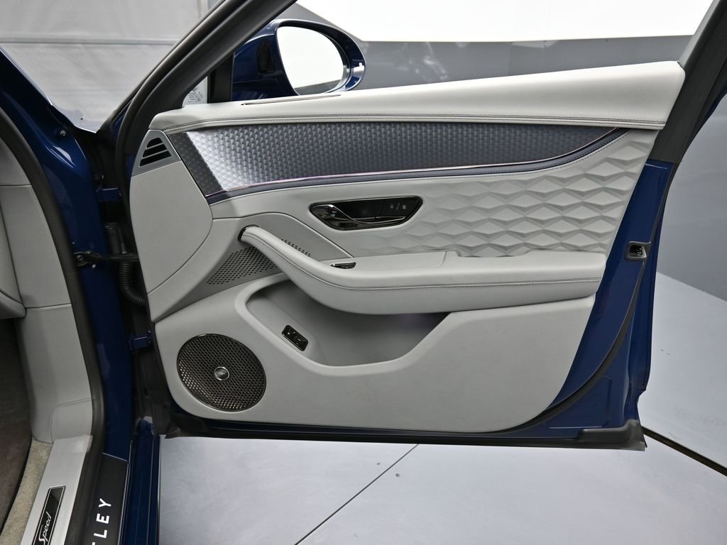 Used 2025 Bentley Flying Spur Plug-In Hybrid image 32