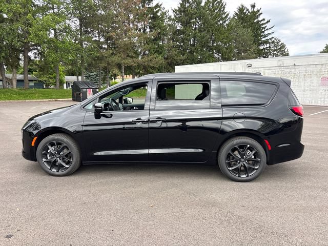 New 2027 Chrysler Pacifica Limited AWD/4WD image 3