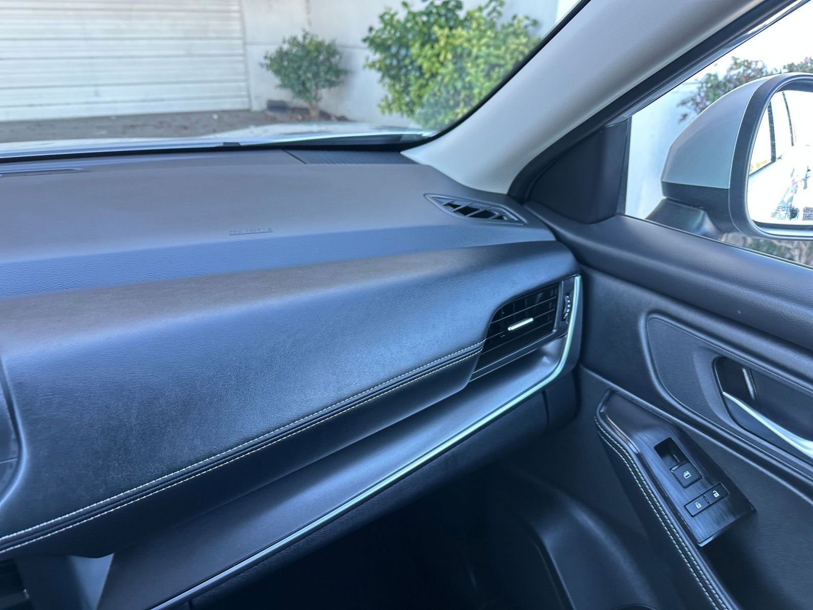 Used 2025 Nissan Rogue SV image 35