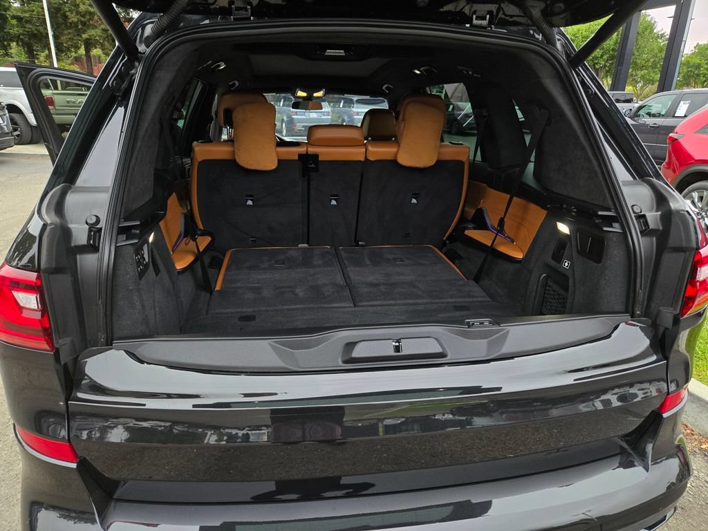 Used 2022 BMW X7 xDrive40i w/ M Sport Package AWD/4WD image 39