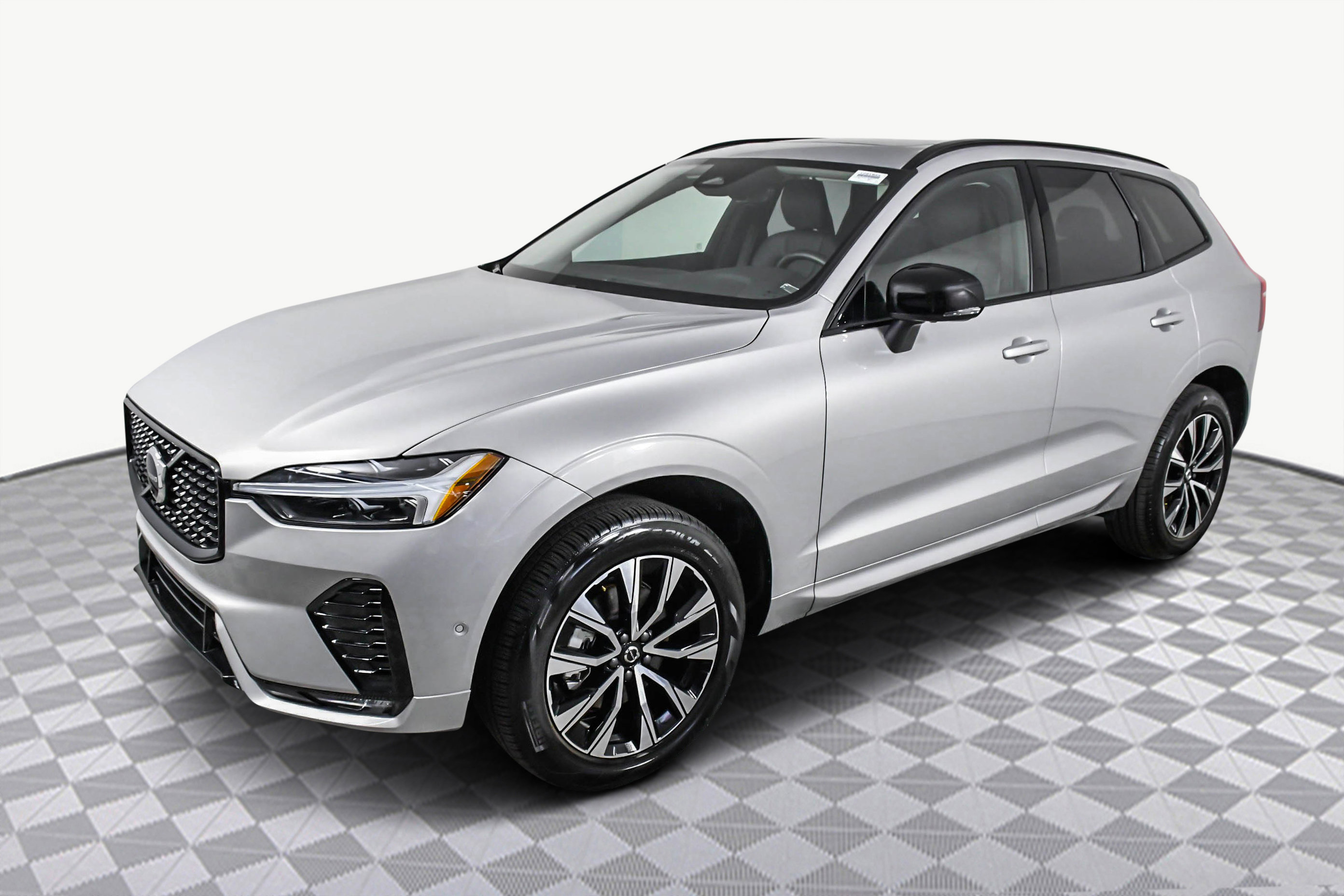 Used 2025 Volvo XC60 B5 Plus image 4