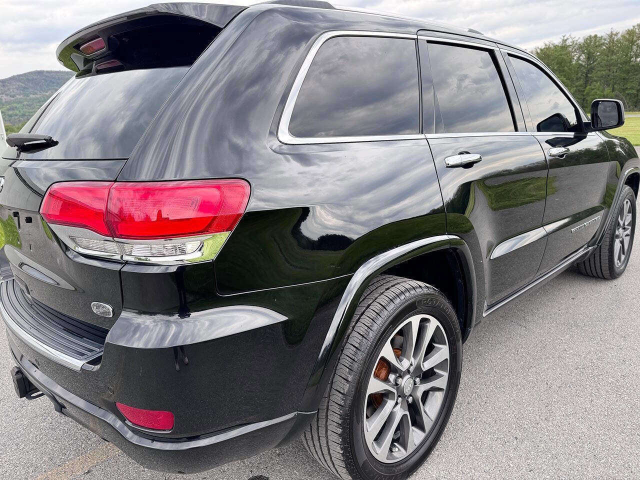 Used 2017 Jeep Grand Cherokee Overland AWD/4WD image 14