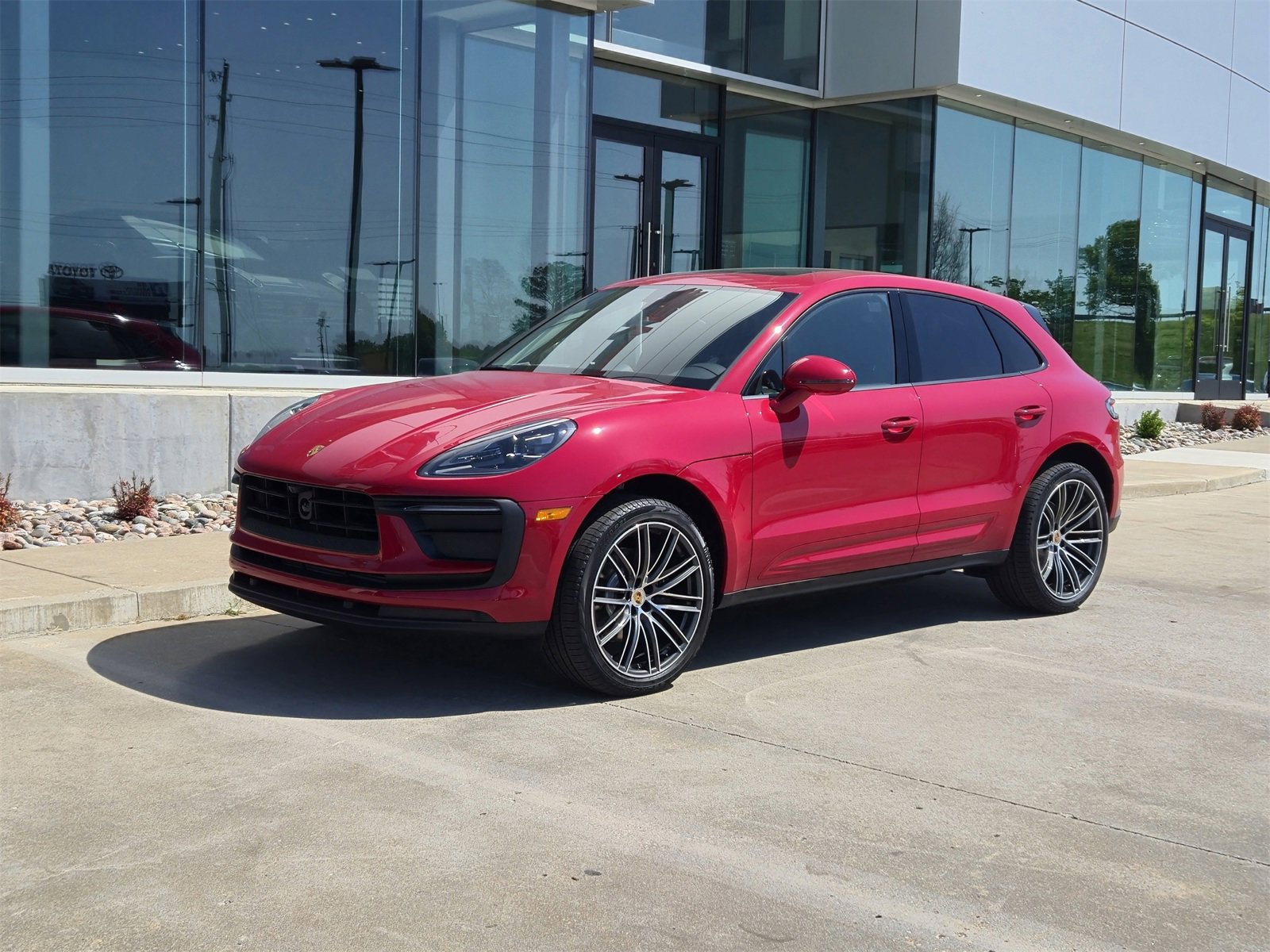 Certified 2025 Porsche Macan image 1