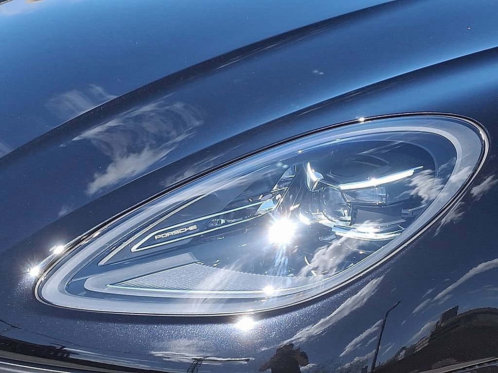 Certified 2025 Porsche Macan image 11