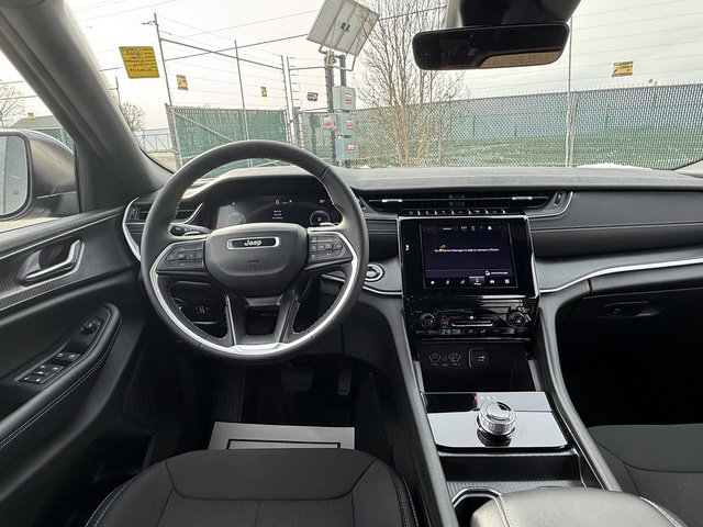 Used 2025 Jeep Grand Cherokee Laredo image 9