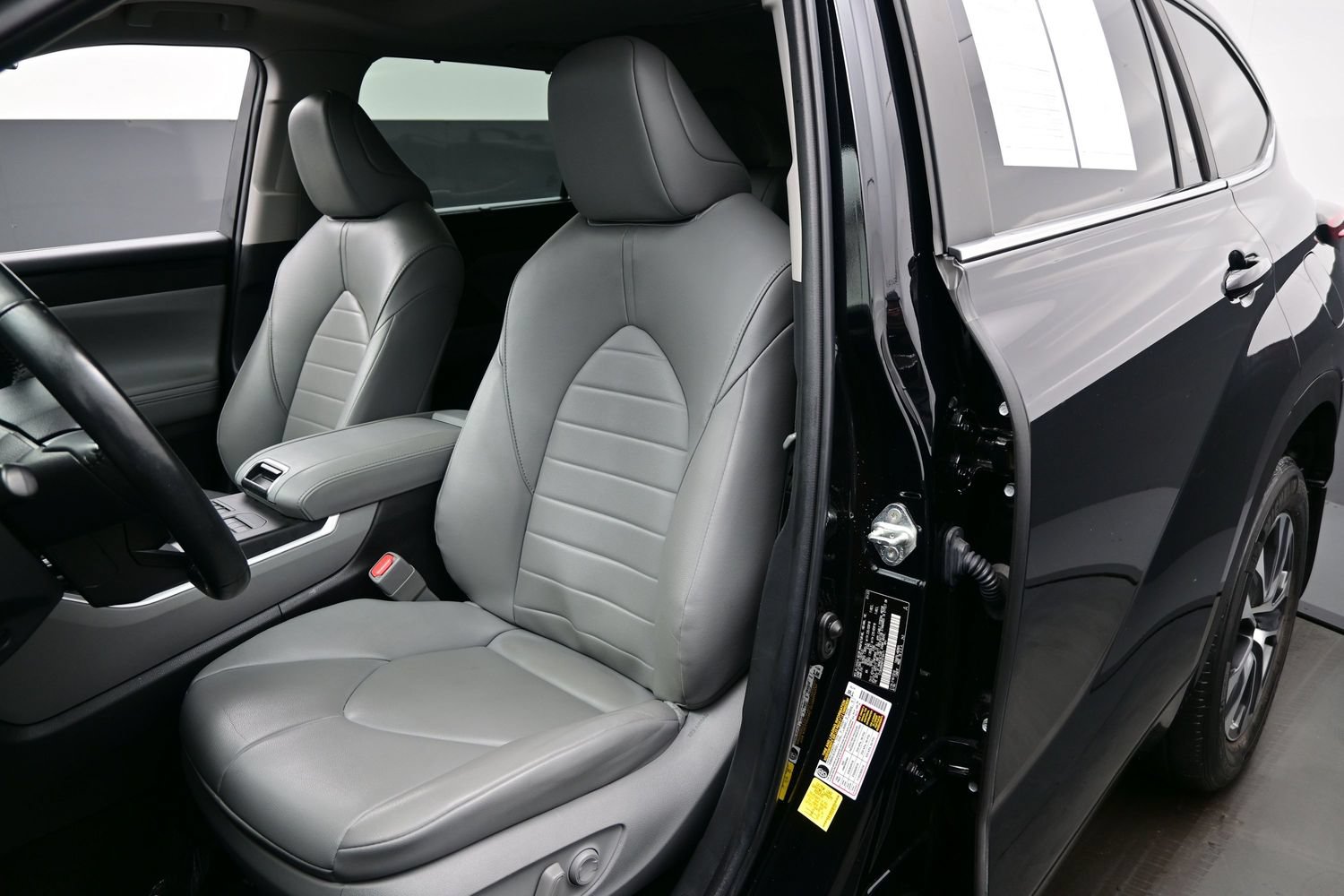 Used 2023 Toyota Highlander XLE AWD/4WD image 12