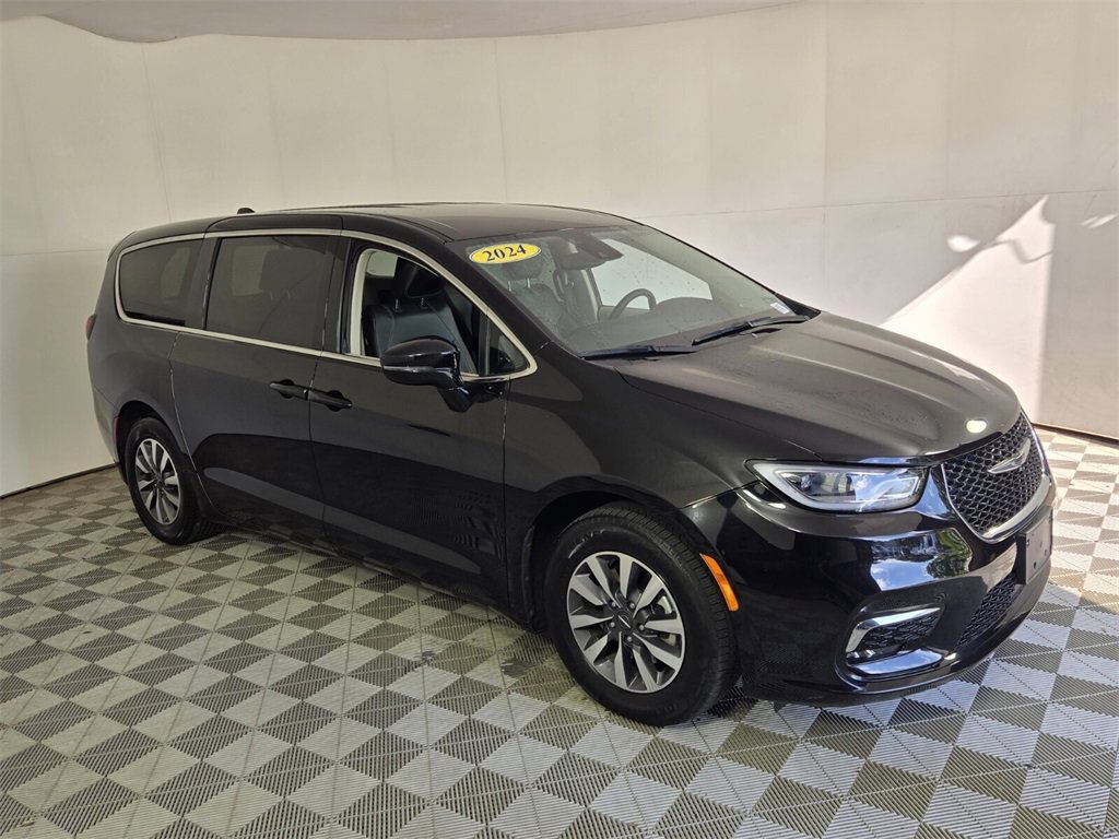 Used 2024 Chrysler Pacifica Select image 2