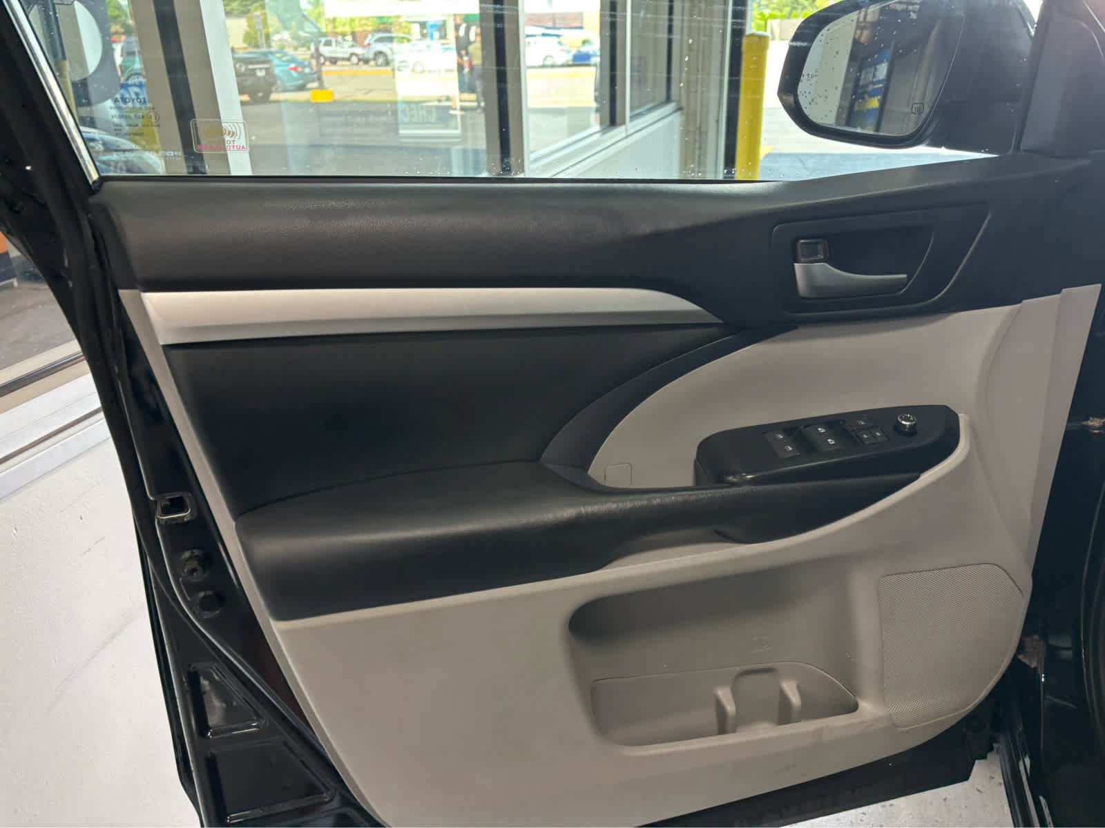 Used 2019 Toyota Highlander XLE AWD/4WD image 27