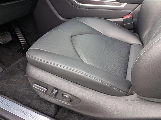 New 2025 Toyota Highlander Limited image 4