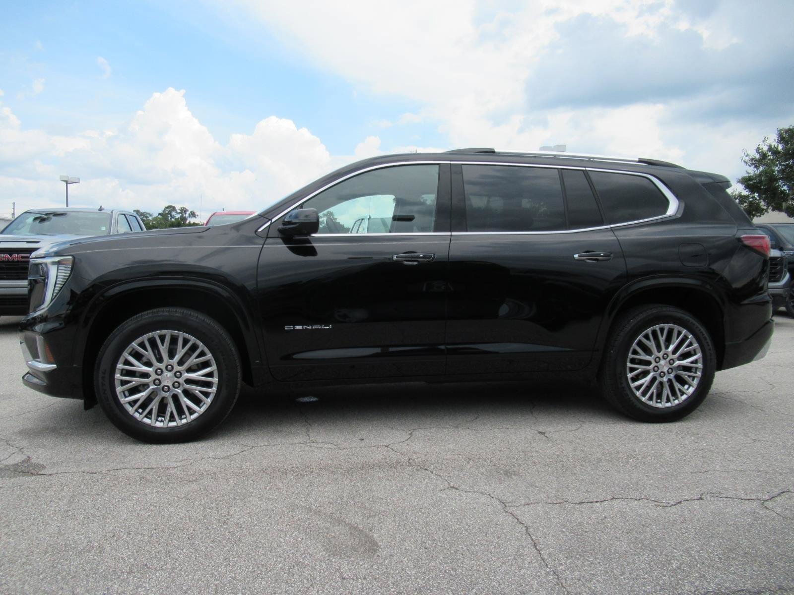 Used 2025 GMC Acadia Denali FWD image 4