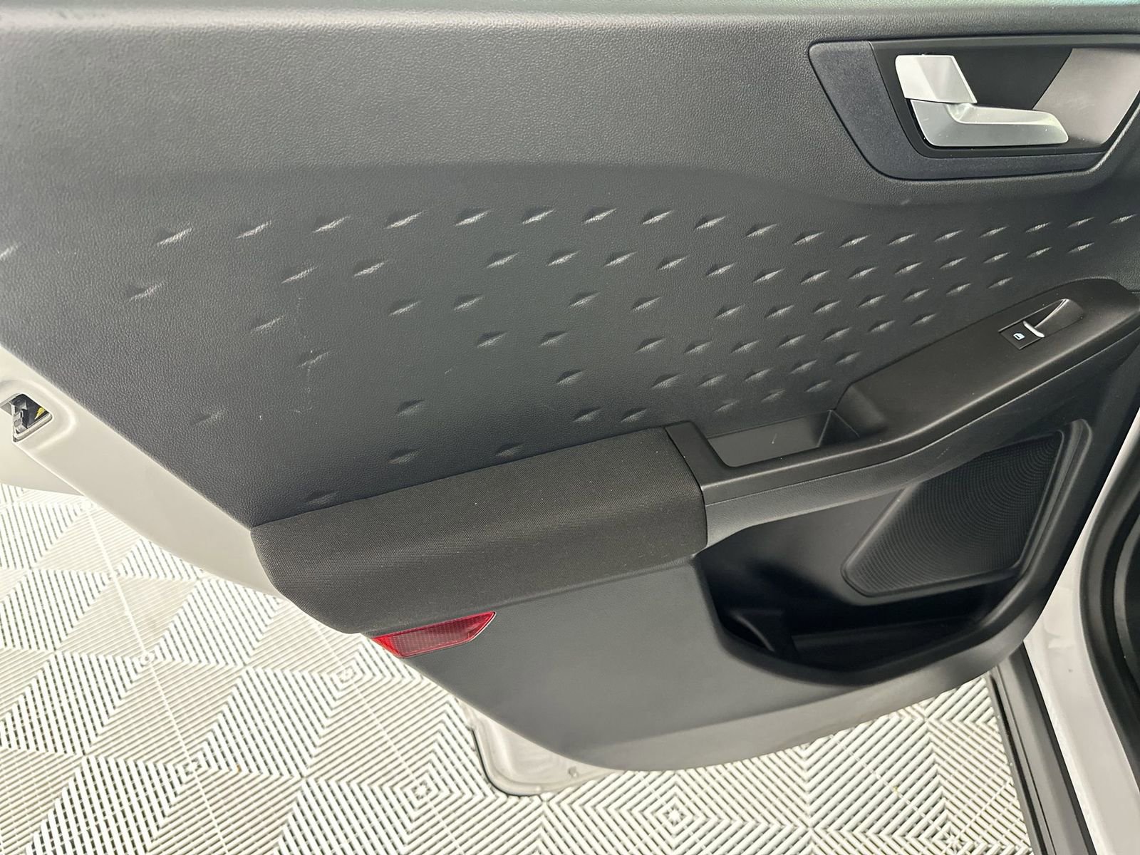 Used 2020 Ford Escape SE image 30