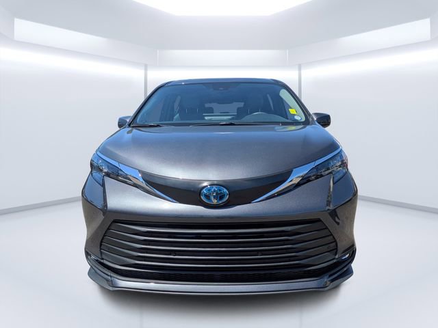 Used 2025 Toyota Sienna XLE w/ XLE Plus Package FWD image 8