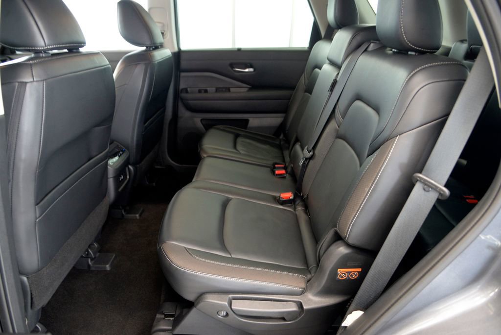 Used 2023 Nissan Pathfinder SL AWD/4WD image 28