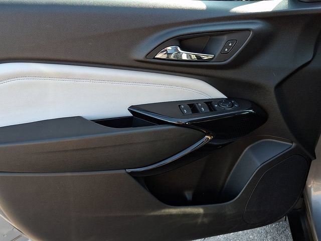 Used 2025 Chevrolet Trax LT FWD image 13
