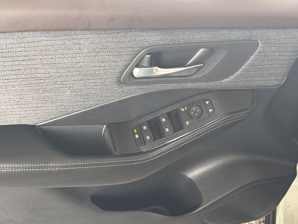 Used 2023 Nissan Rogue SV FWD image 3