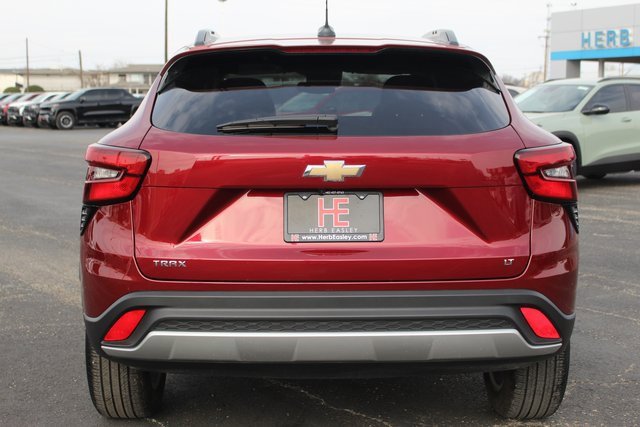 Used 2025 Chevrolet Trax LT w/ LT Convenience Package image 7