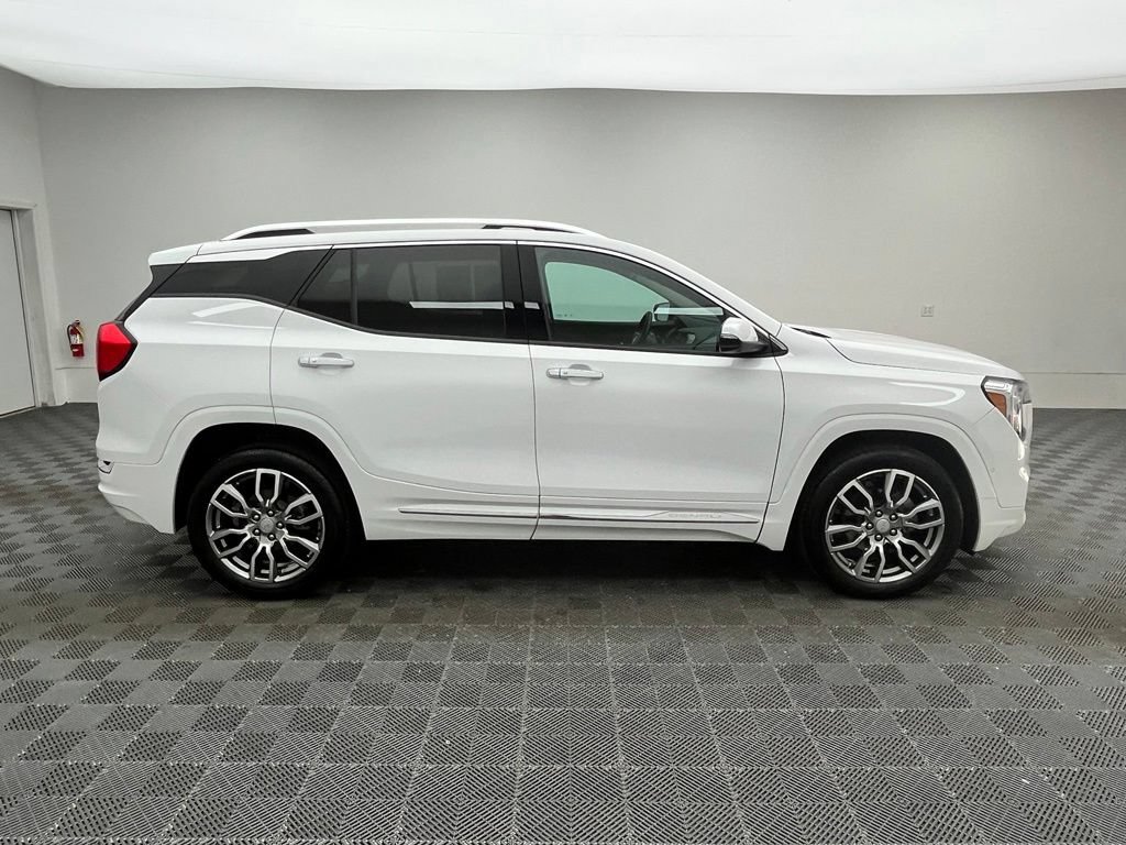 Used 2024 GMC Terrain Denali w/ Denali Premium Package AWD/4WD image 8