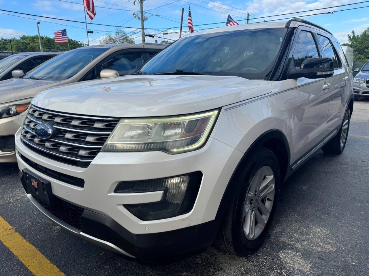 Used 2016 Ford Explorer XLT w/ Equipment Group 202A FWD image 2