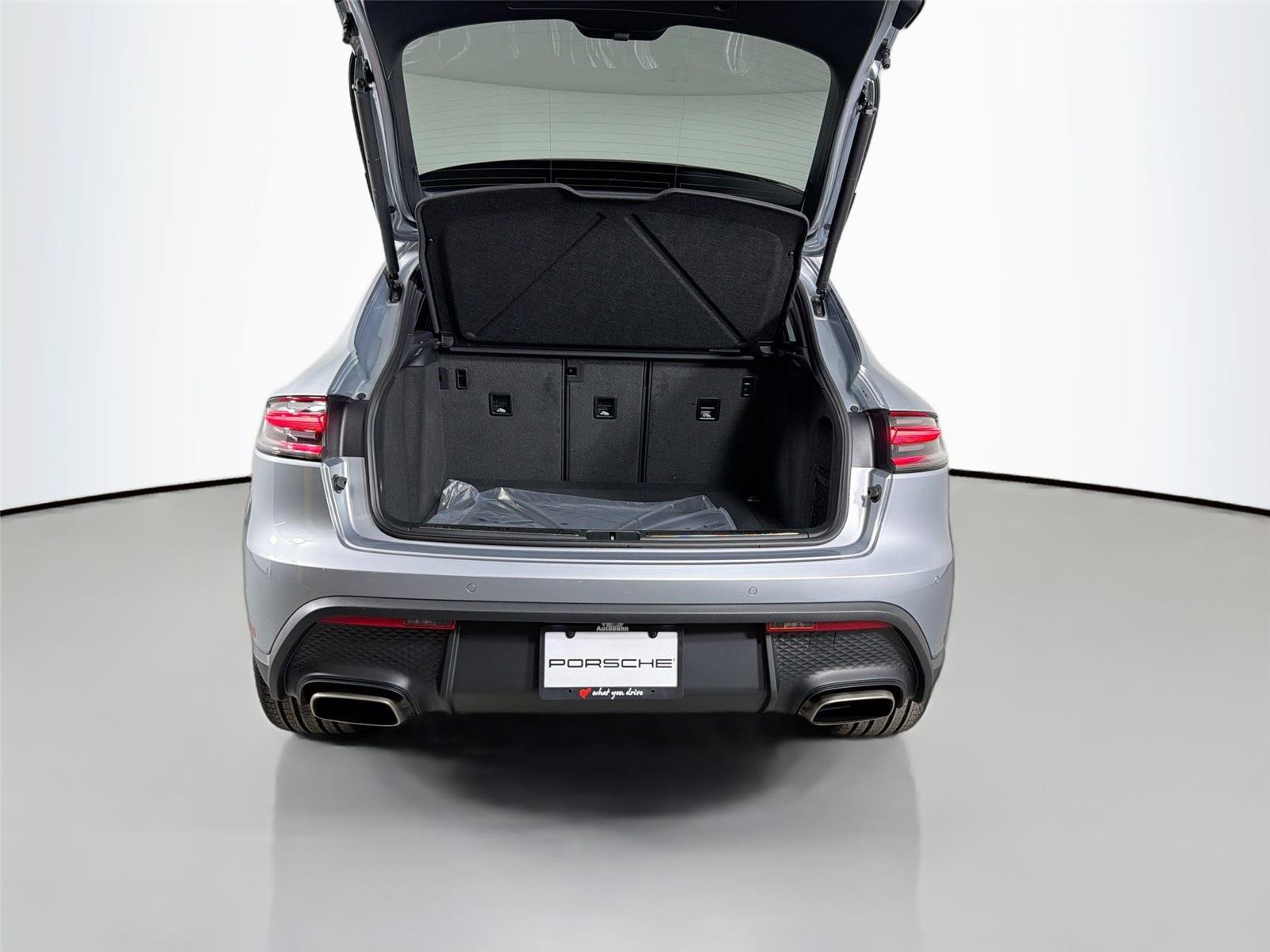 Certified 2026 Porsche Macan Turbo AWD/4WD image 36