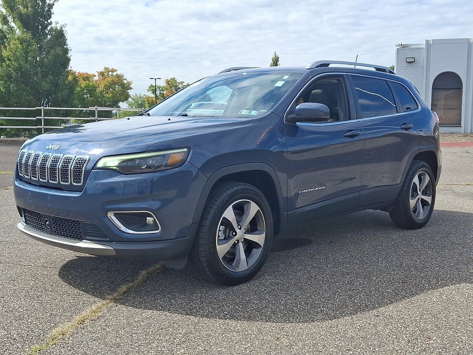 Used 2021 Jeep Cherokee Limited AWD/4WD image 3