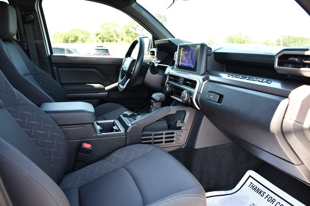 Used 2025 Toyota Tacoma SR5 AWD/4WD image 36