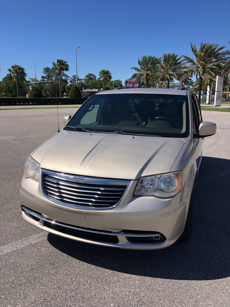 Used 2014 Chrysler Town & Country Touring FWD image 4