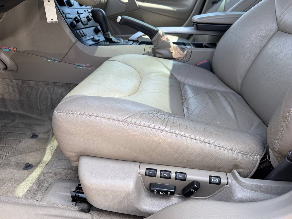 Used 2004 Volvo XC70 AWD/4WD image 11
