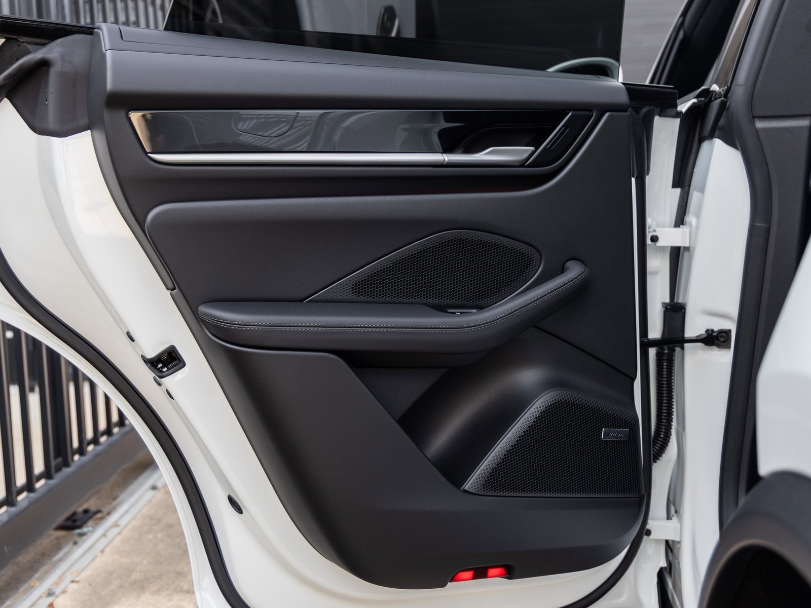 Used 2025 Porsche Macan 4S Electric image 33