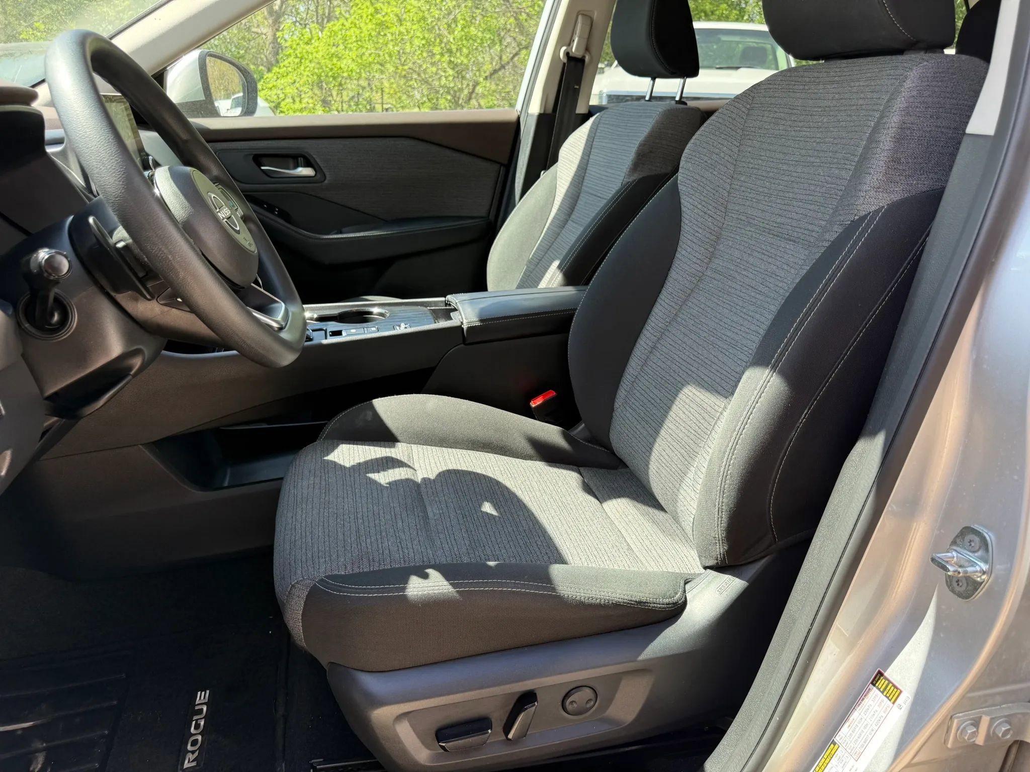 Used 2022 Nissan Rogue SV FWD image 17