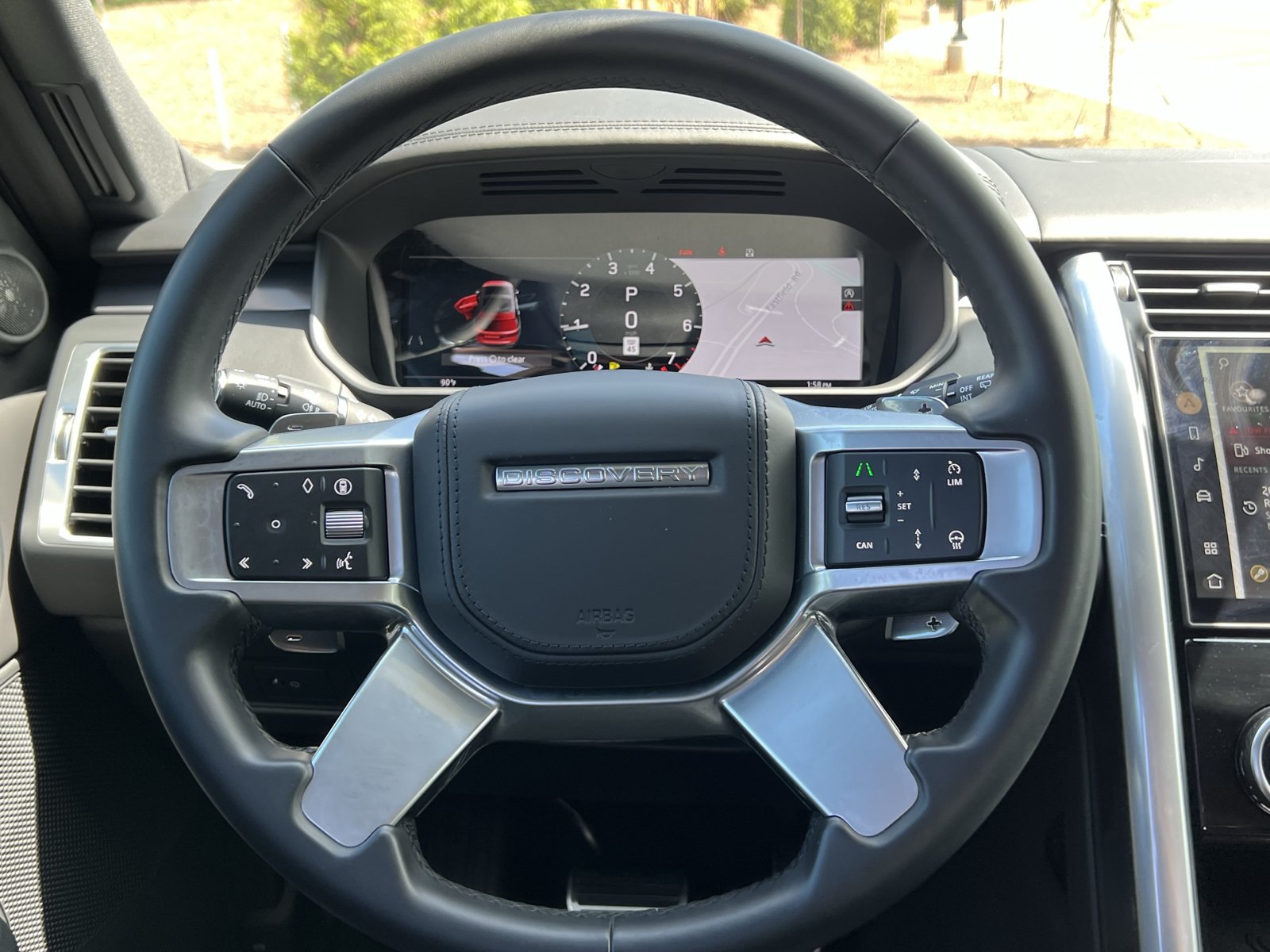 Used 2025 Land Rover Discovery Metropolitan Edition AWD/4WD image 17